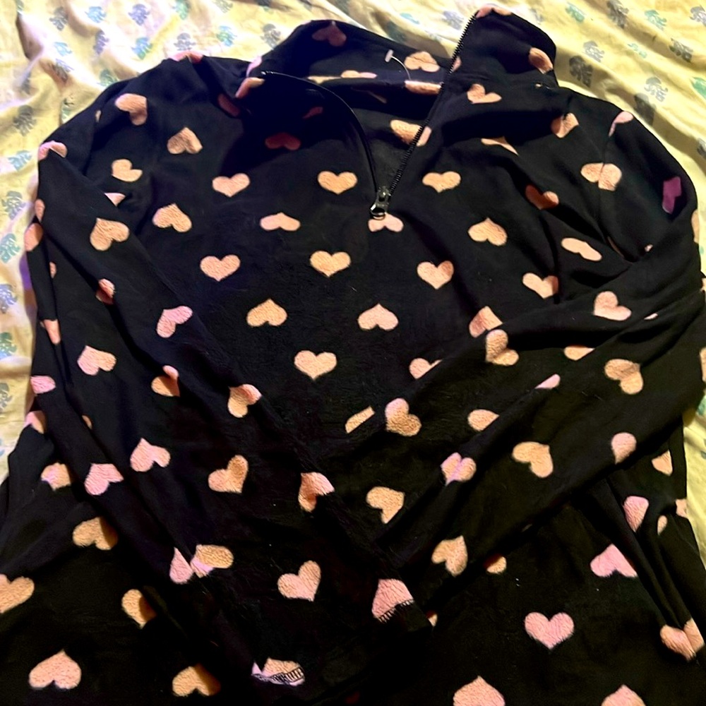 Very soft , comfortable for school or work good for cold places..😌